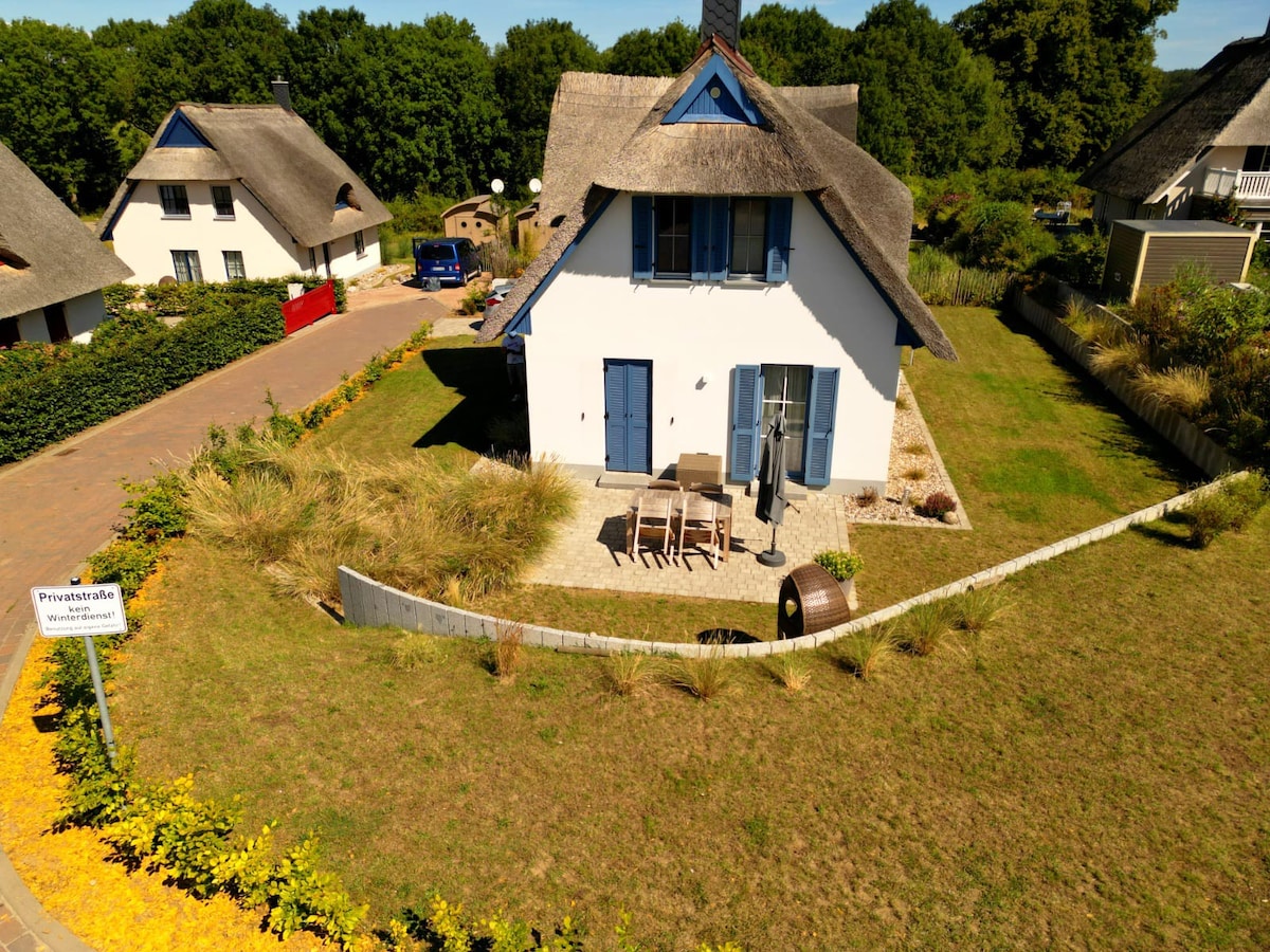 Reetdachhaus Seasons mit Kamin & Sauna