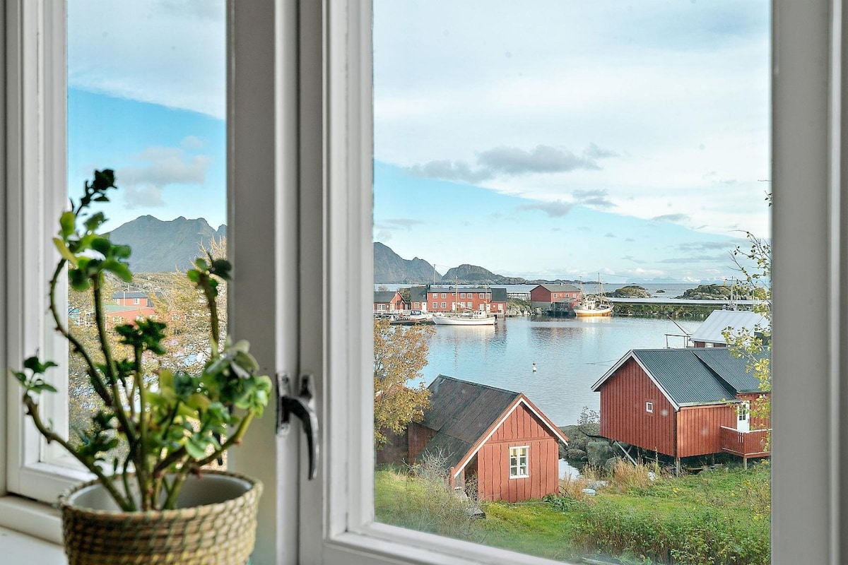 Waterfront house in Ballstad