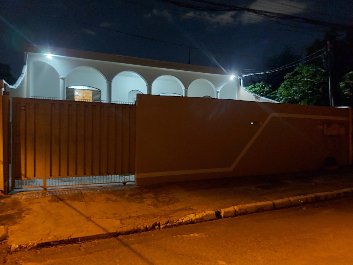 Hostel Casa Cuiabá: A casa é toda sua - 11 pessoas