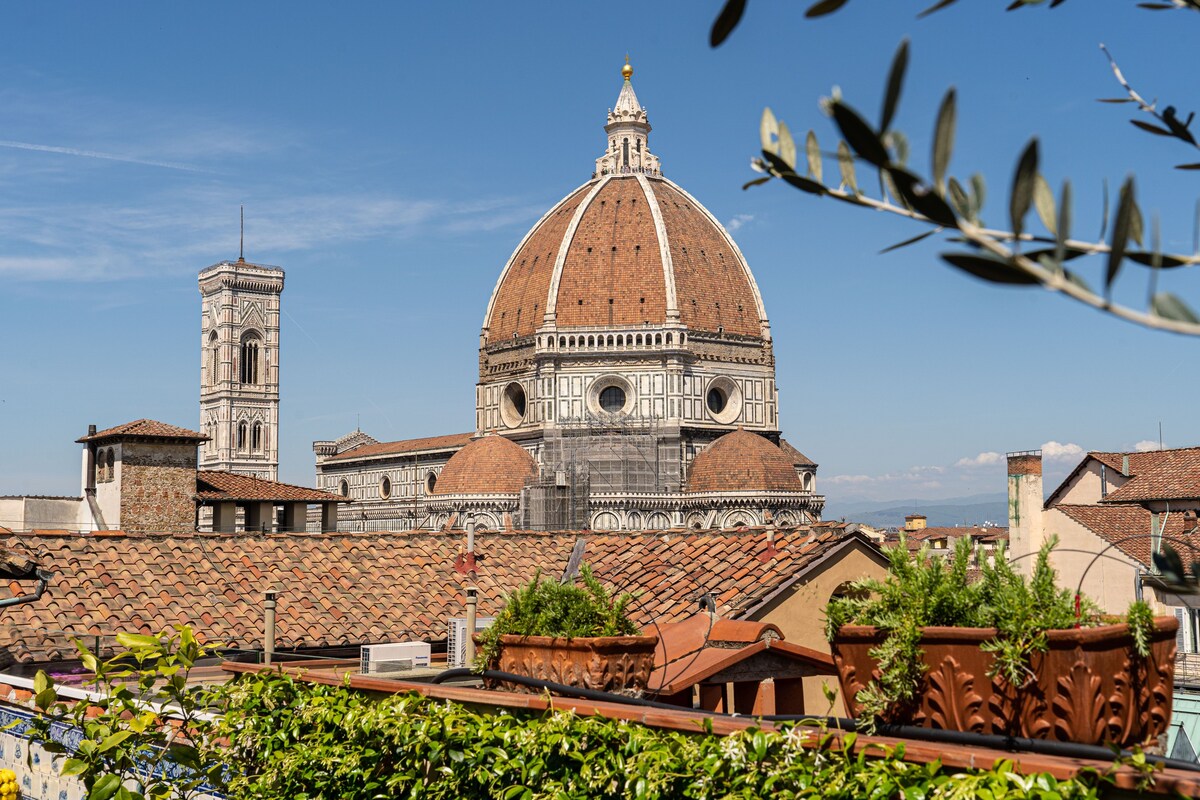 Luxury Penthouse: Private Terrace with Duomo View