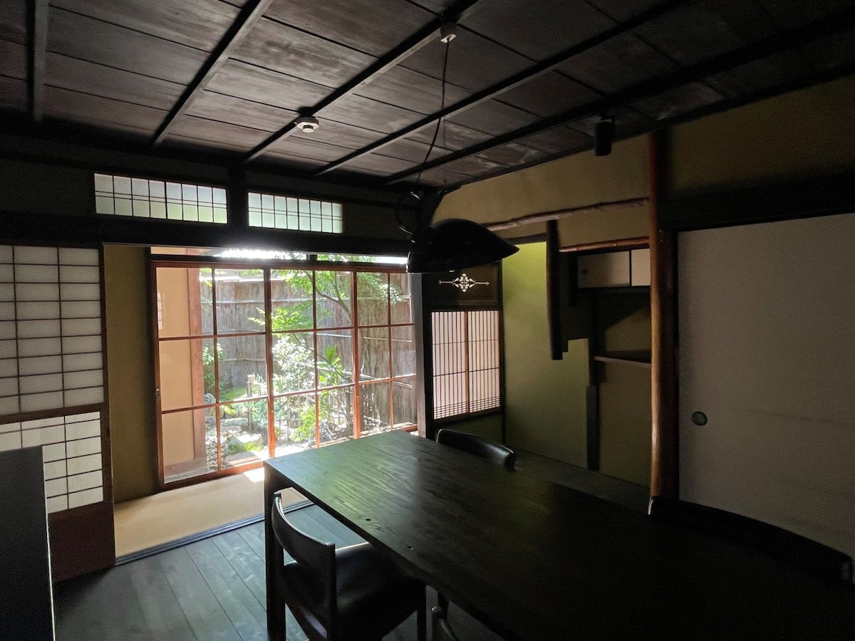 Traditional Kyoto townhouse with Japanese garden
