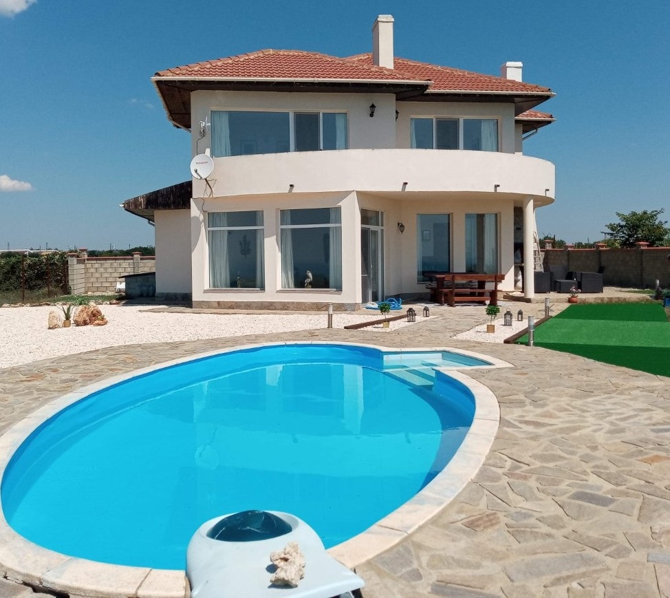 Spacious villa with stunning sea views & pool