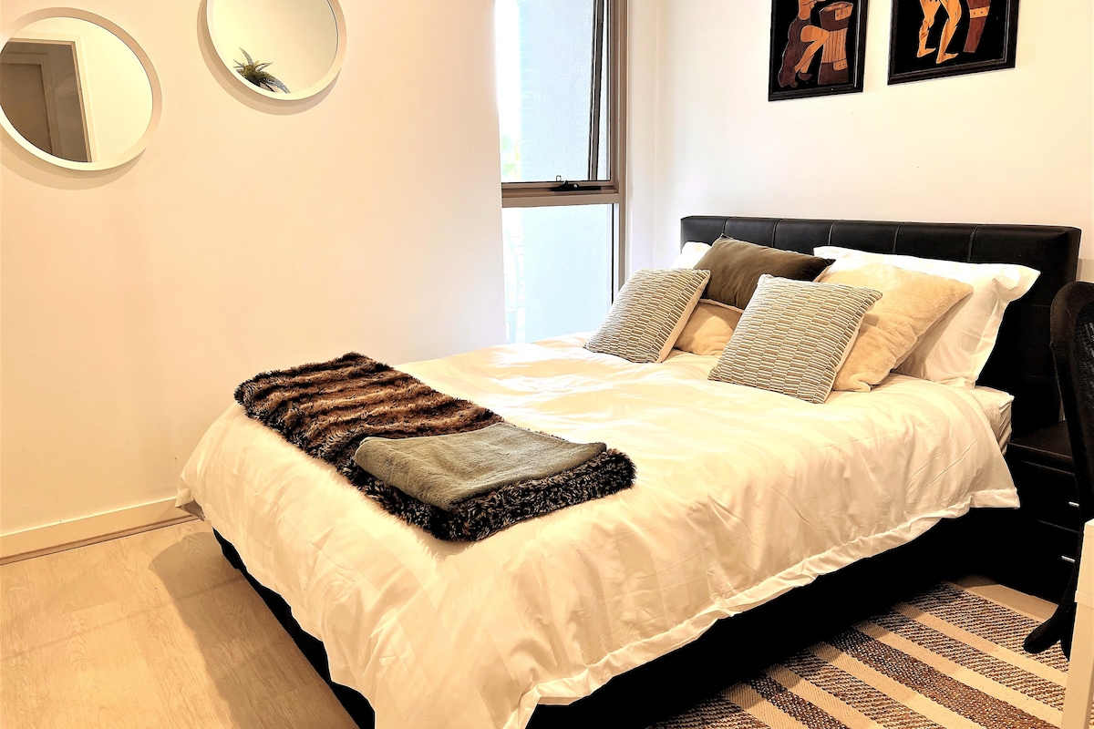 帕拉马塔（ Parramatta ） 3张床上的美丽独立房间
