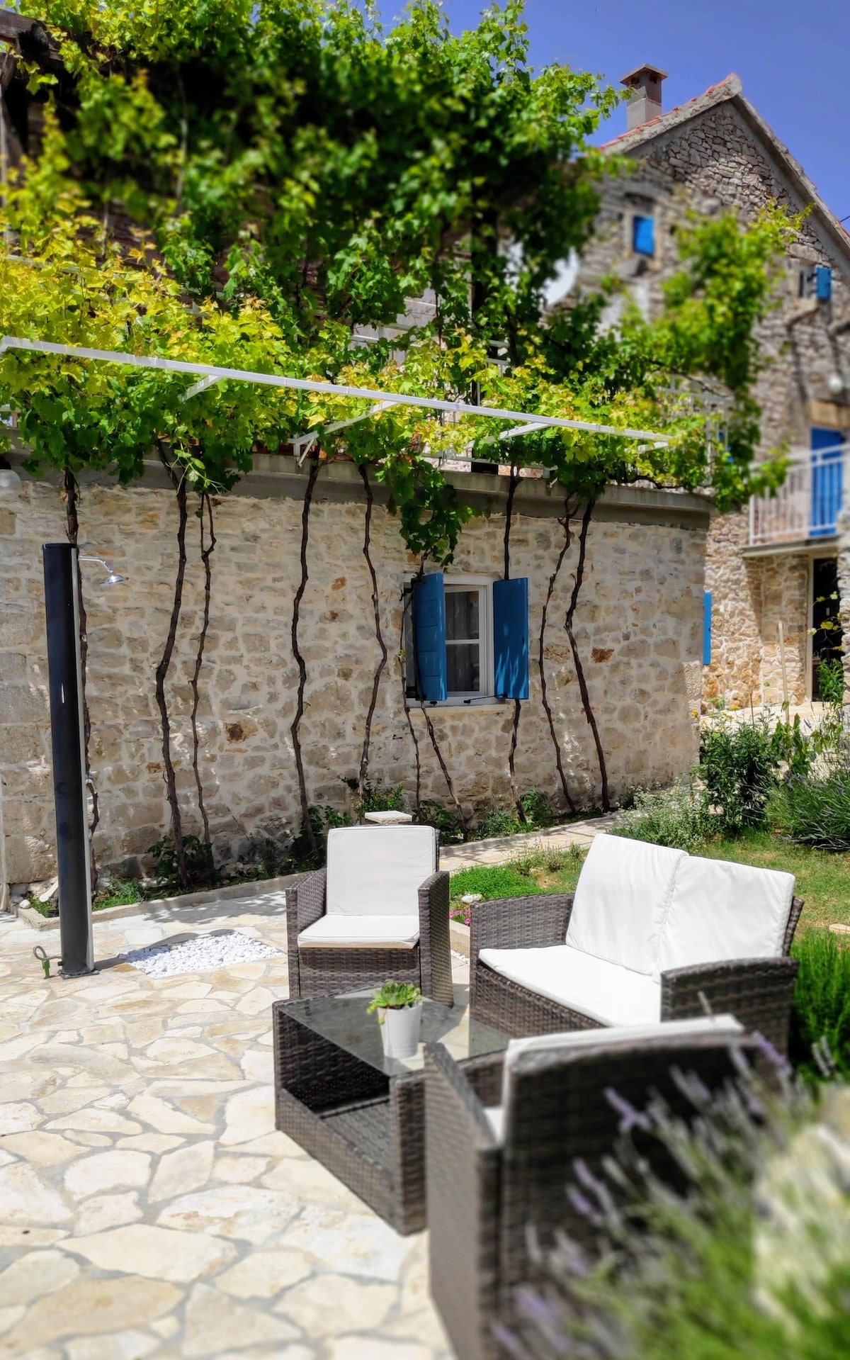 Old Stone House With Swimming Pool for Families