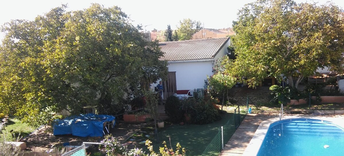 La bodega, casa con jardín y piscina.