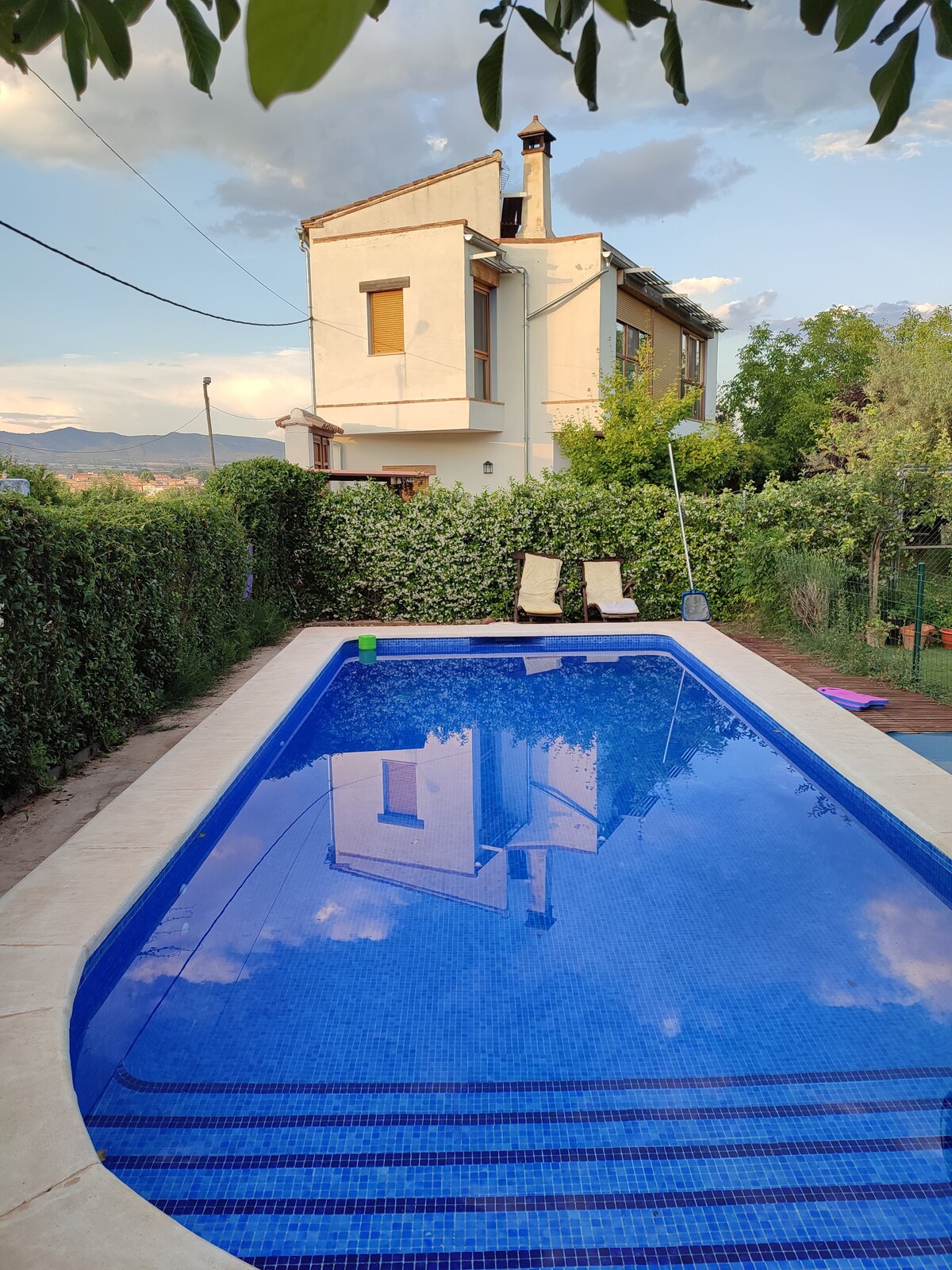 La bodega, casa con jardín y piscina.