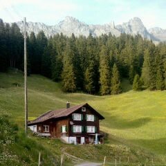 位于沙钦塔尔（ Schachental ）最美丽的山脉中的房子