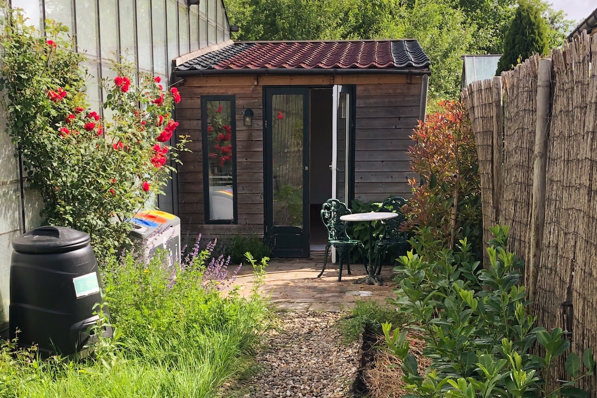Cozy tiny house close to Schiphol Ams Airport.