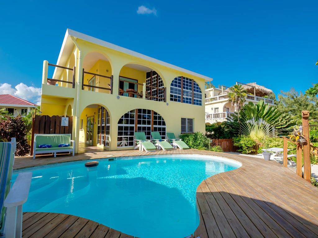 Casa Amarillo Private 5 bedroom beach house