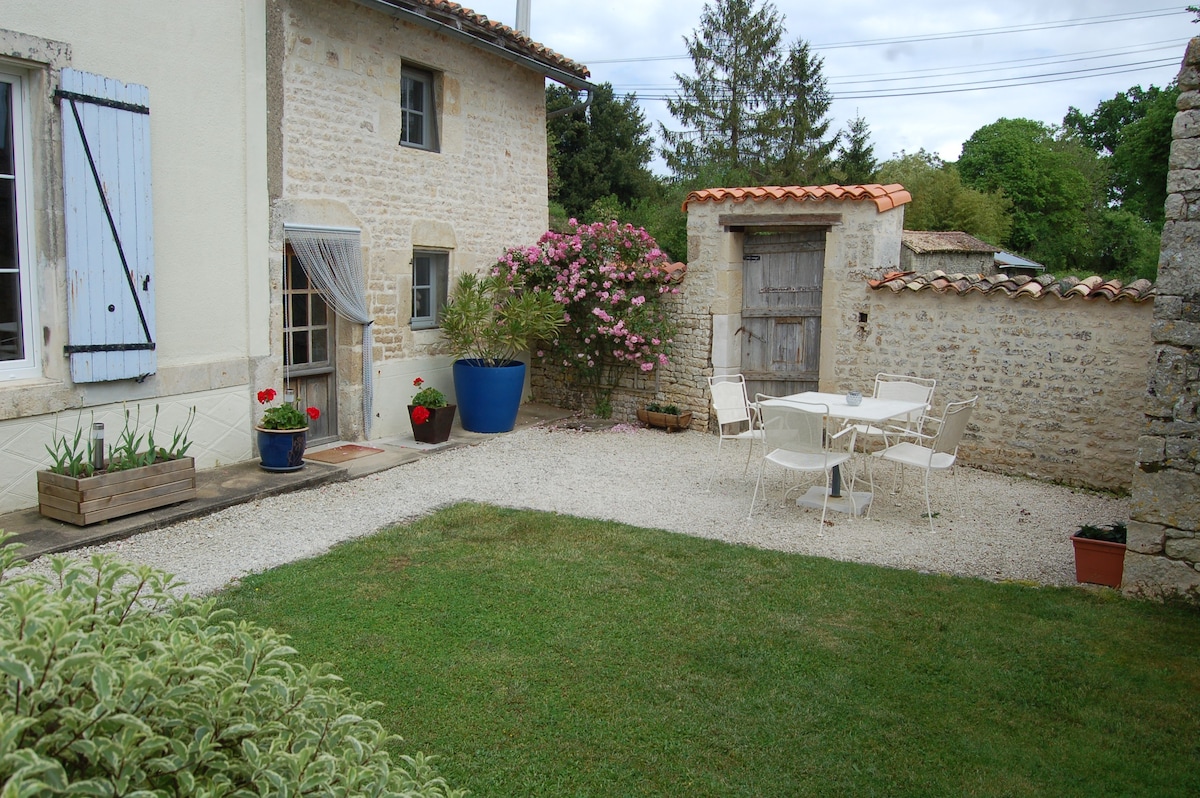 Spacious 4 star One bedroom Gîte with shared Pool