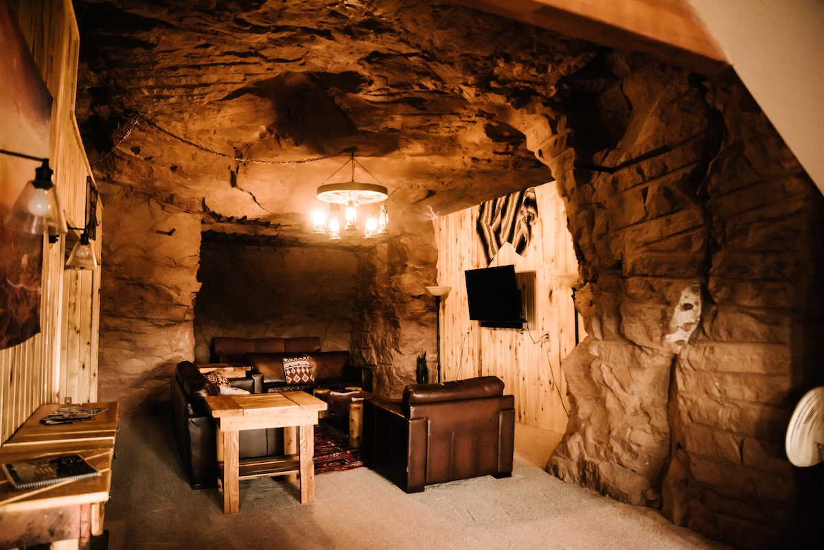 Hanksville Red Rock Cave Home - A Desert Paradise
