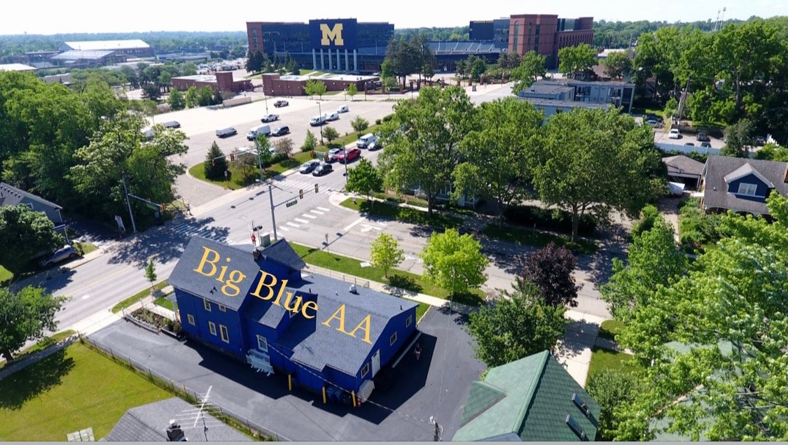 Big Blue Ann Arbor距离The Big House 500英尺