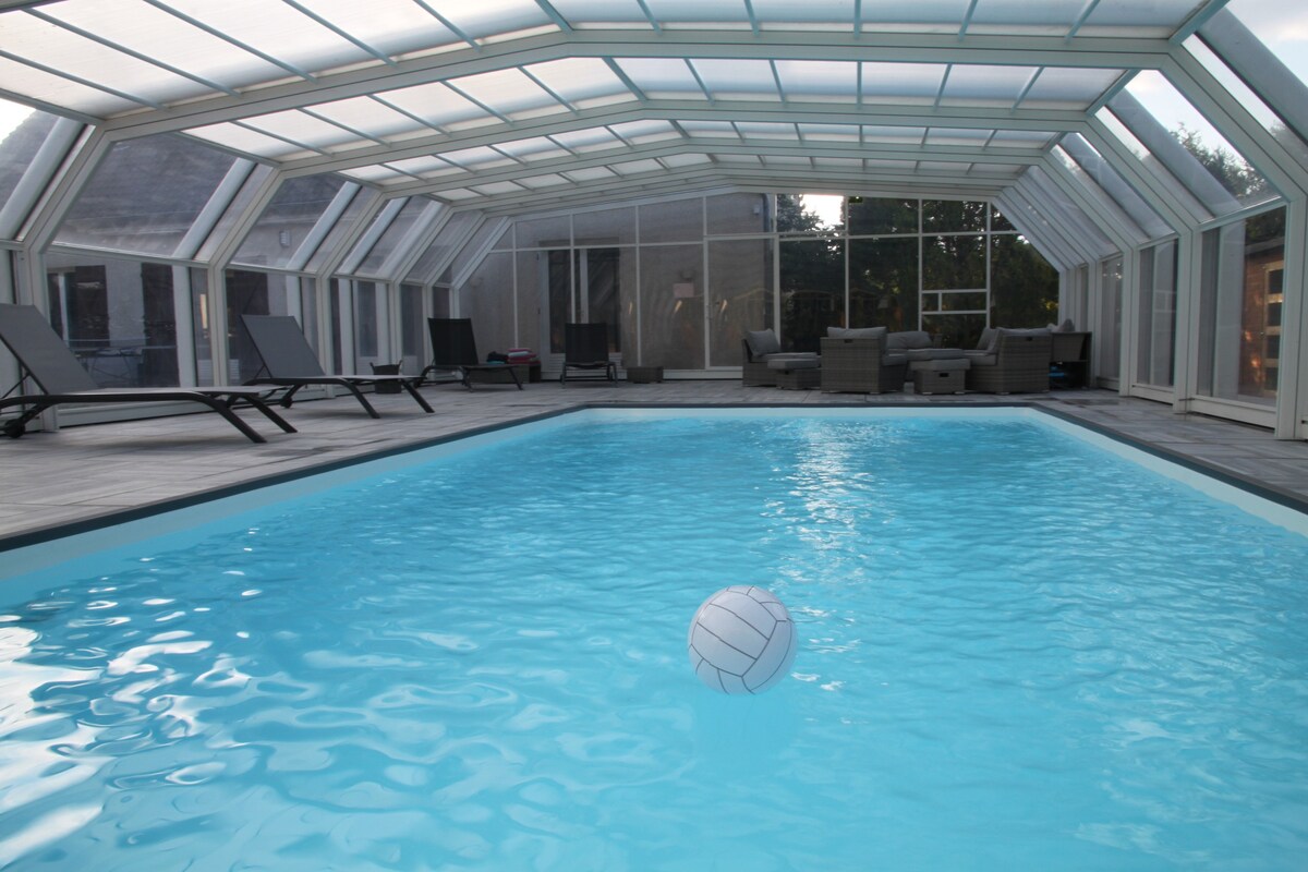 别墅设有室内游泳池，全年供暖