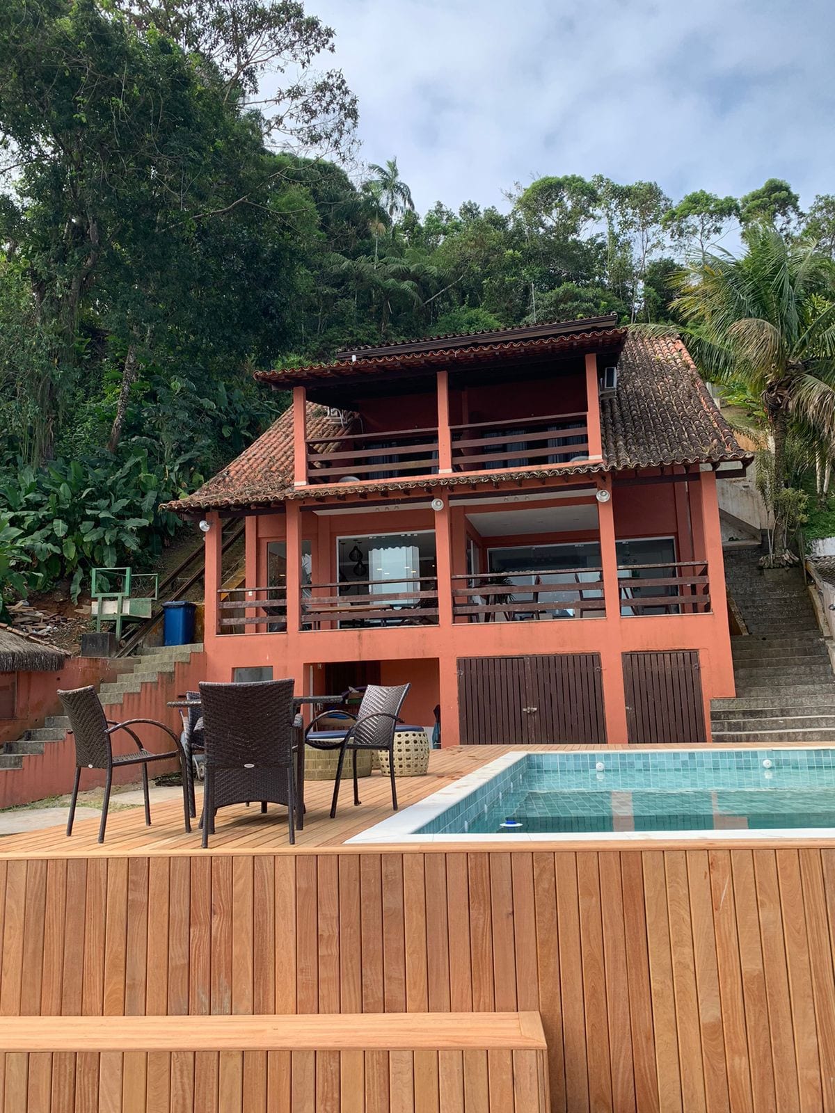 Casa à Beira-Mar设有游泳池和公寓甲板