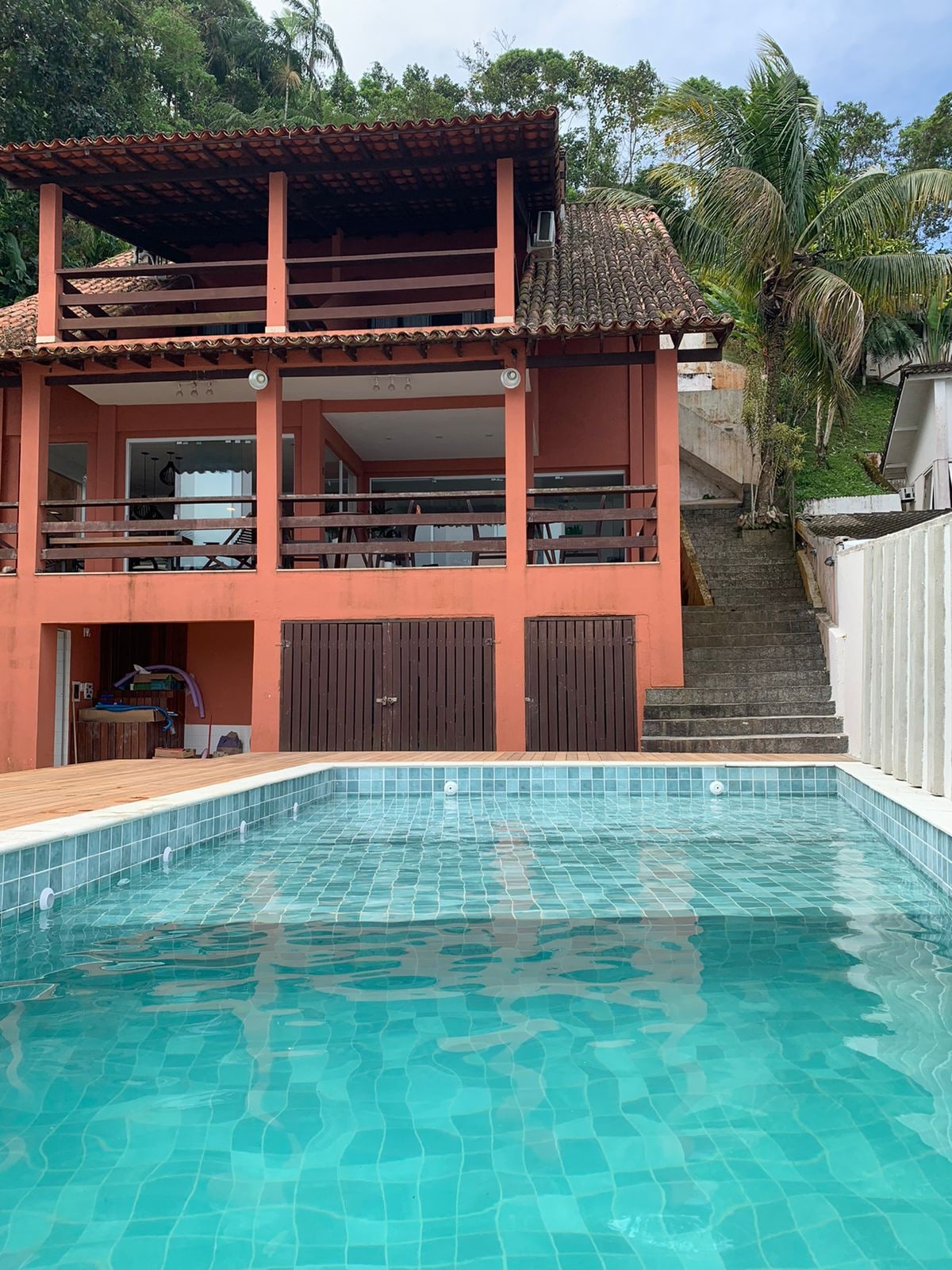 Casa à Beira-Mar设有游泳池和公寓甲板