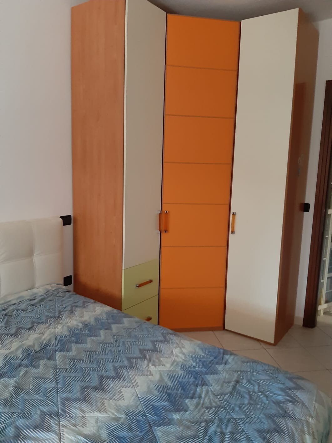 Camera arancione e bagno privato