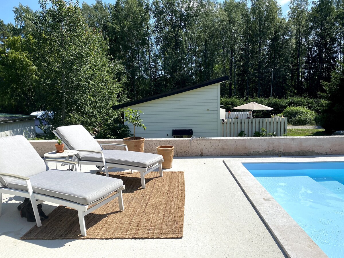 带泳池的现代别墅，坐落在美丽的达拉罗（ Dalarö ）
