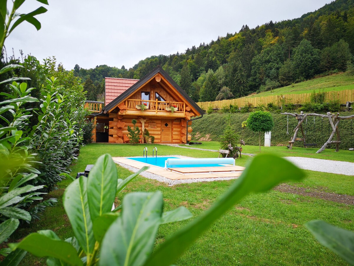 Koča na Jasi – Forest Cottage |  Jakuzzi  & sauna