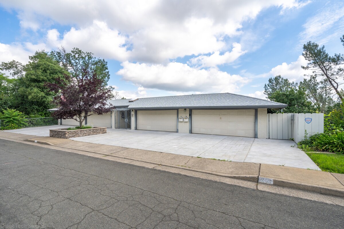 Remodeled Two Bedroom Townhouse overlooking River