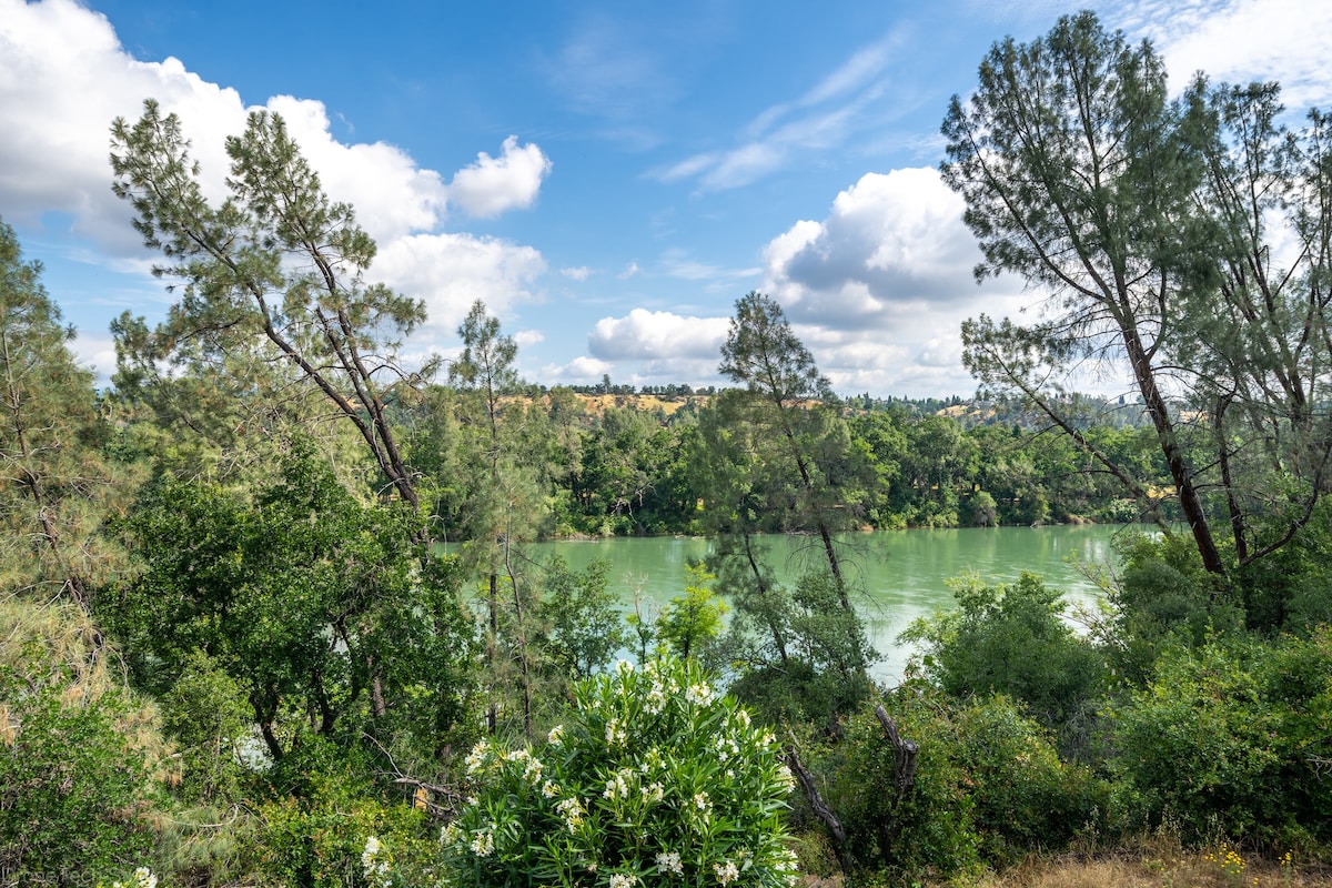 Remodeled Two Bedroom Townhouse overlooking River