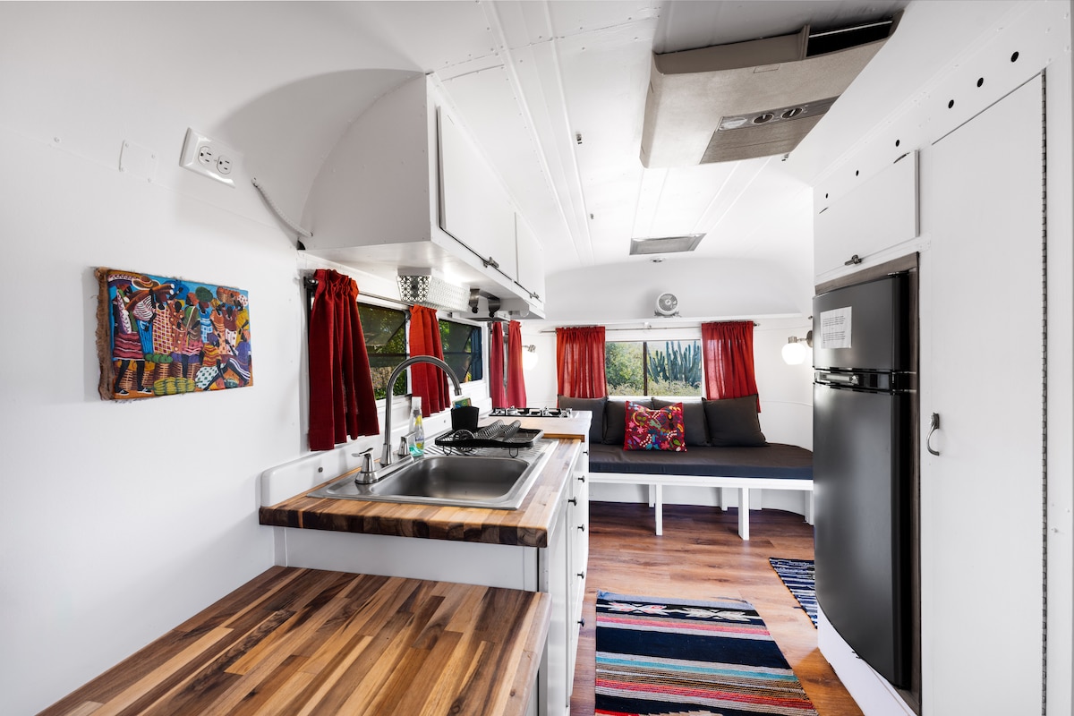 Remodeled airstream w/deck, bathhouse~walk to Surf