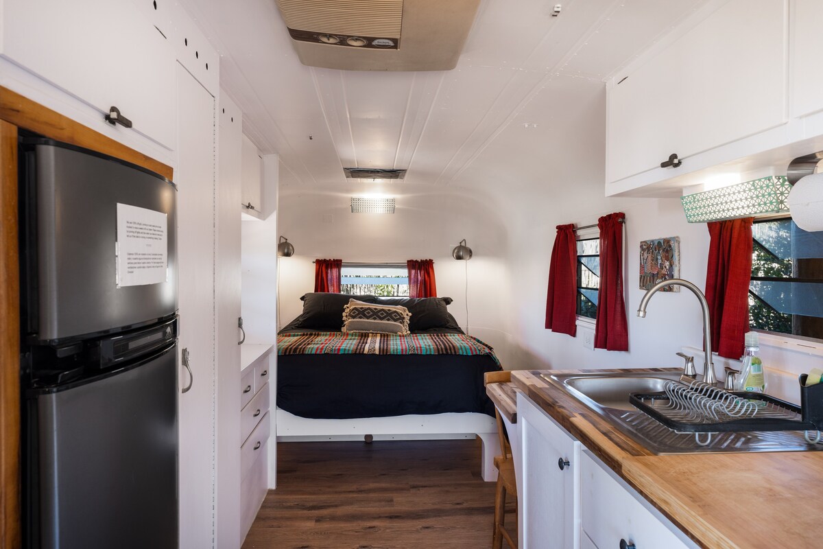 Remodeled airstream w/deck, bathhouse~walk to Surf