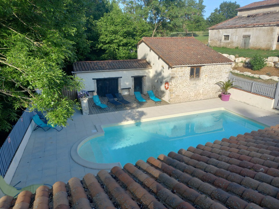 Grand gîte pour 10 au calme, avec piscine l'été