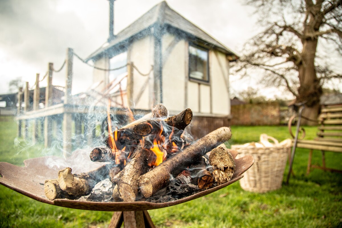 在Broxhall农场的The Herdsman 's Hut Glamping