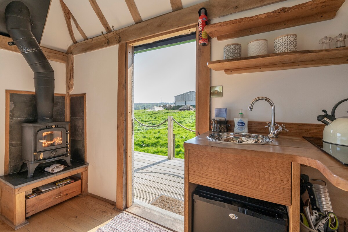 在Broxhall农场的The Herdsman 's Hut Glamping