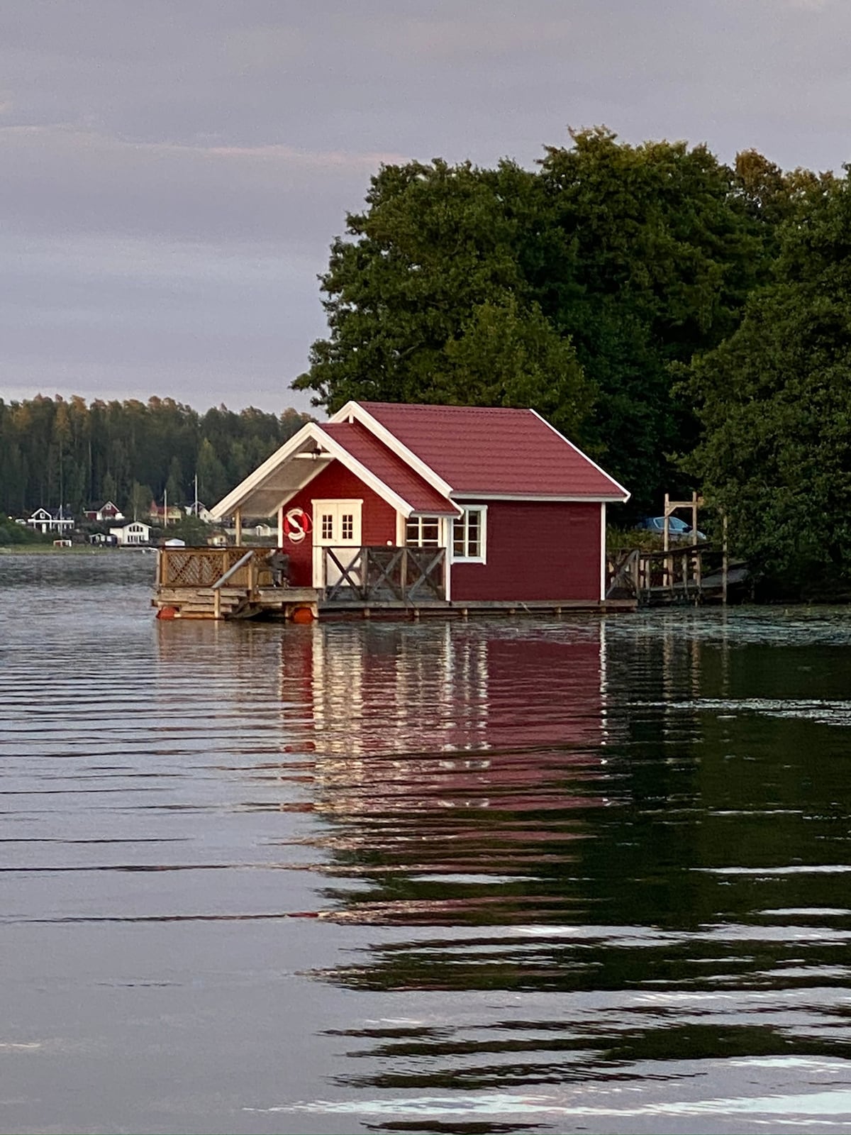漂浮的房子，水上的小木屋。