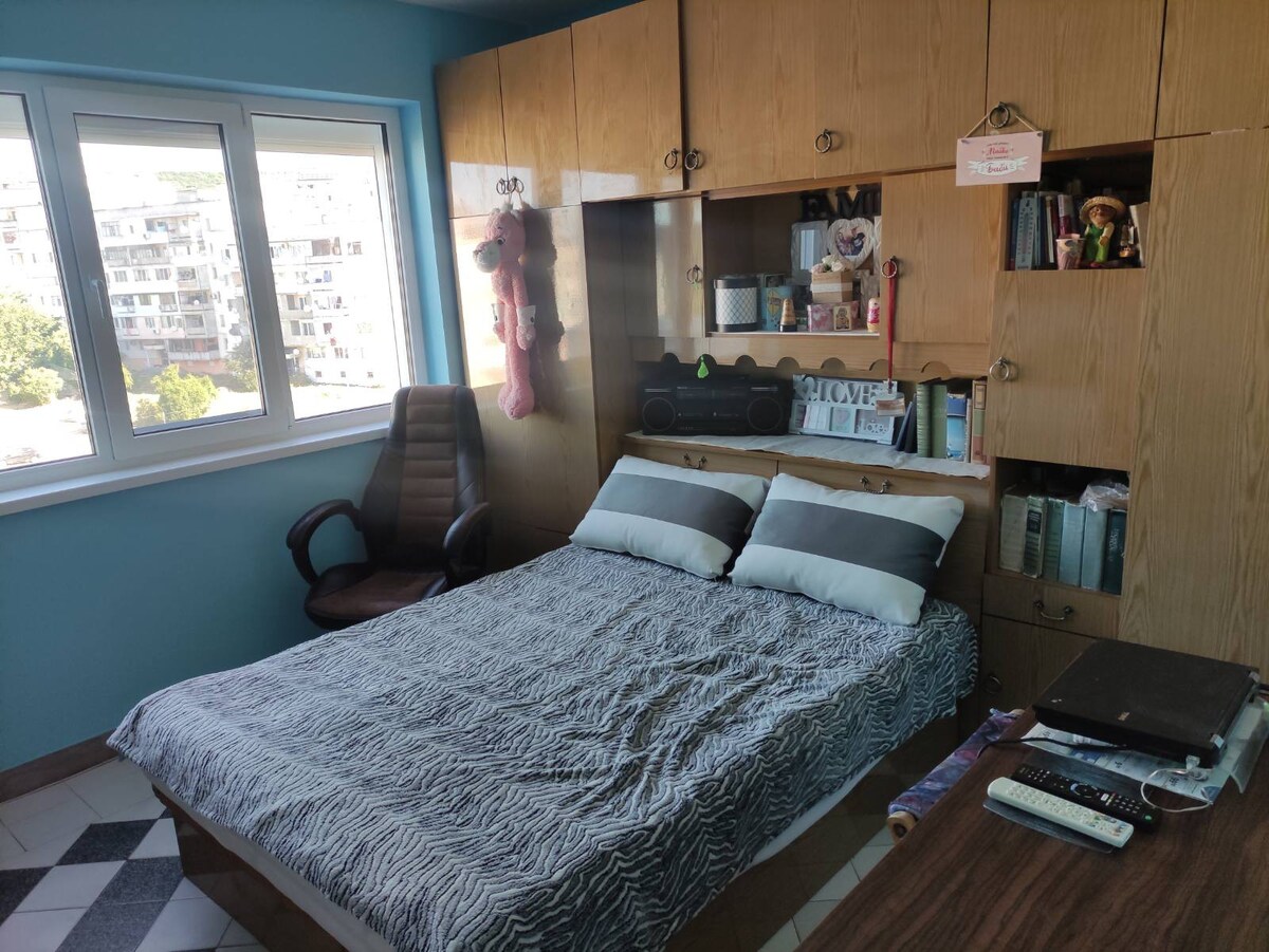 位于Svetlana公寓内的宽敞可爱的房间。