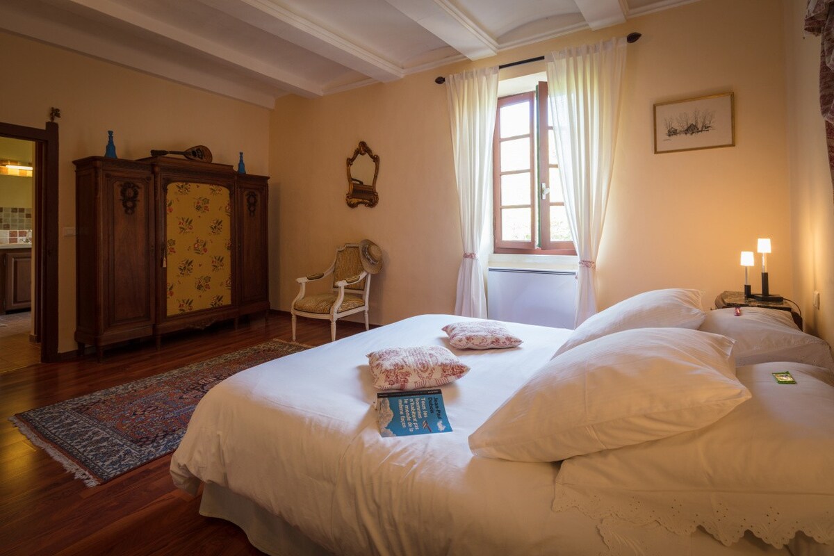 Holiday cottage for 8 p. in old Mas near Uzès