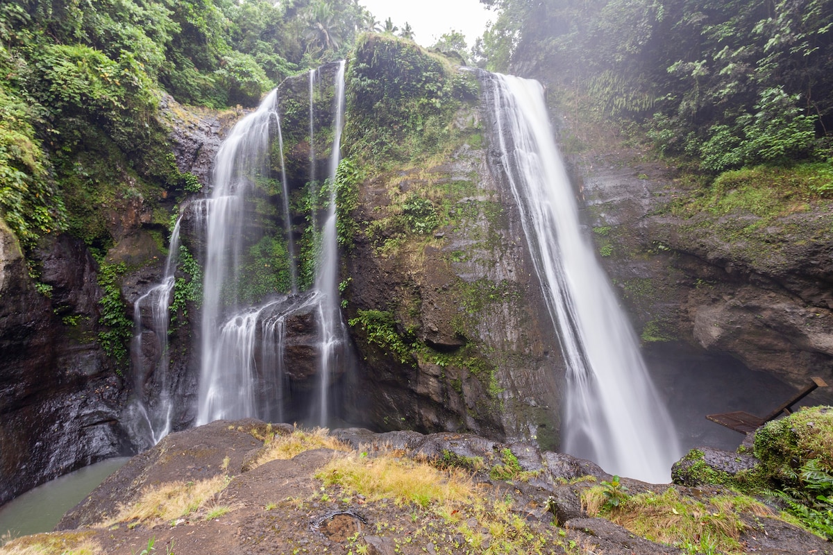 Naculo Falls的悬崖（距离Pagsanjan 20分钟）