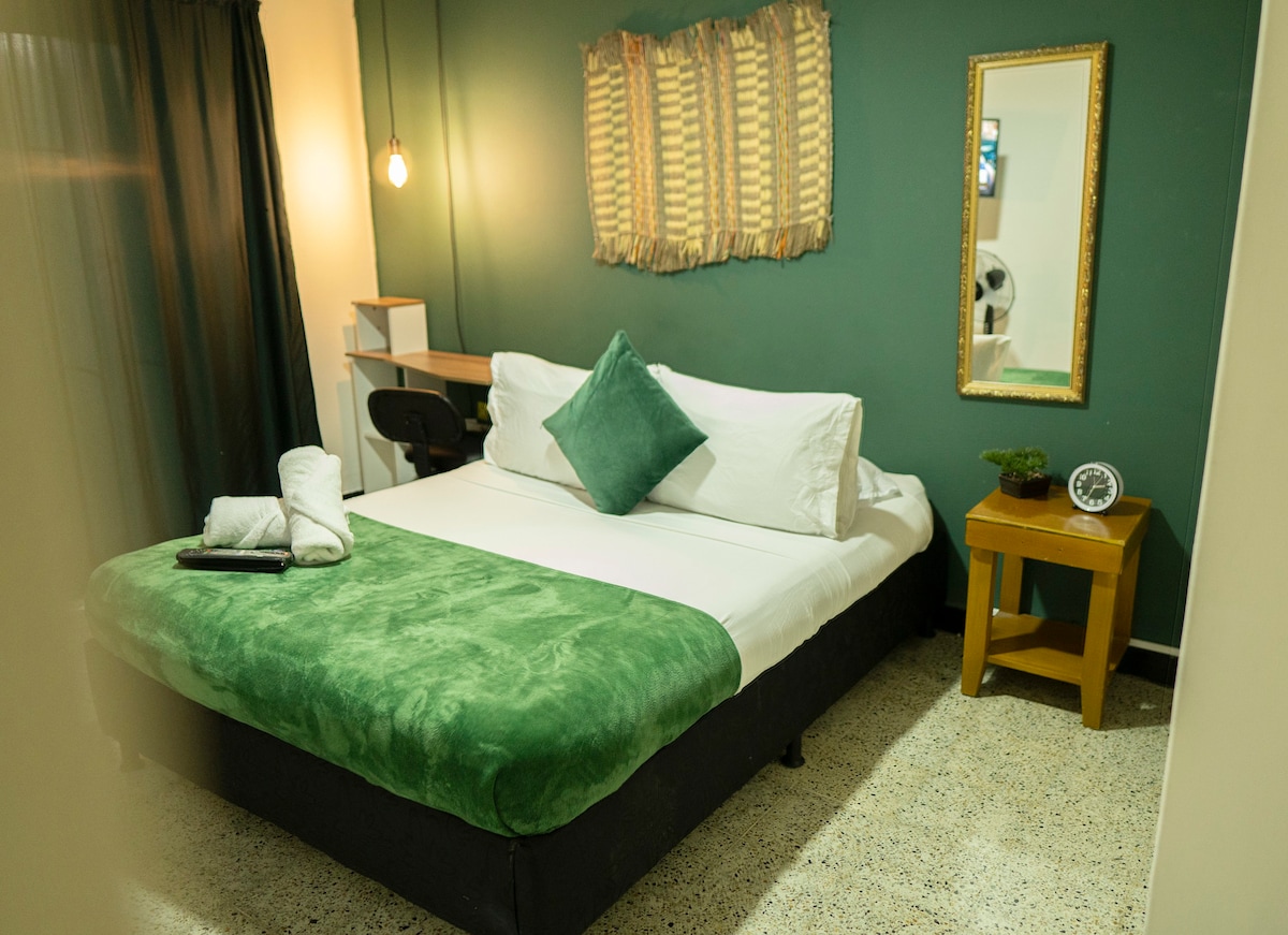 Nice room in Zona rosa:Discover the best of la70