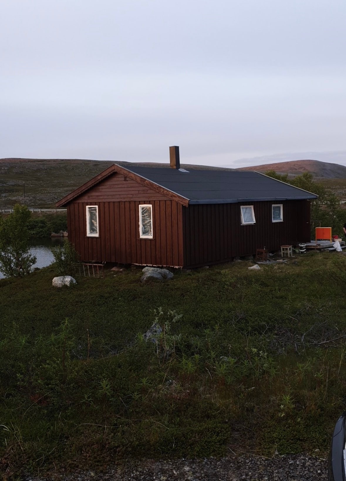 Fjellheimen i nærheten av lakse-elv