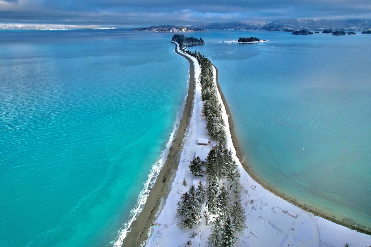 阿拉斯加海滩之间的海滩小屋