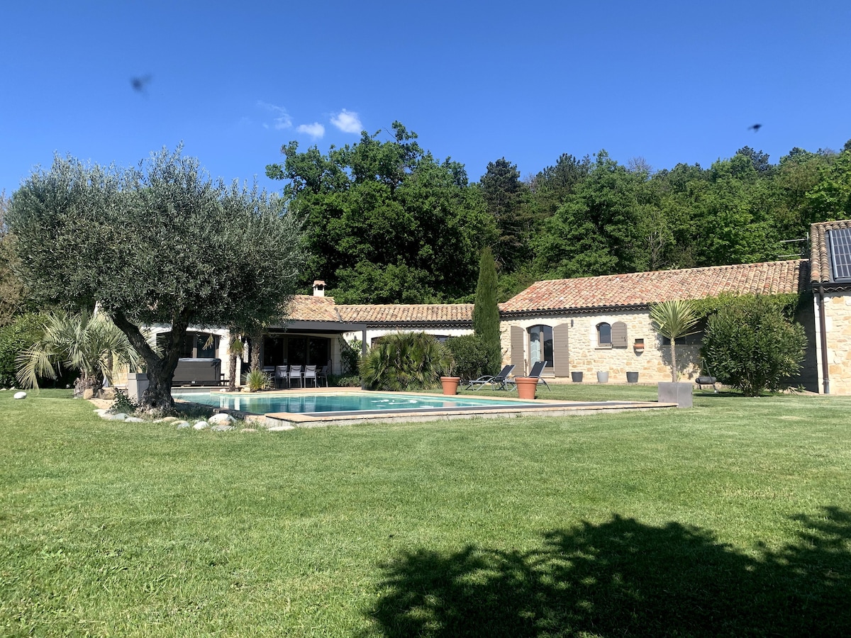德龙（ Drôme ）带泳池和按摩浴缸的石头别墅