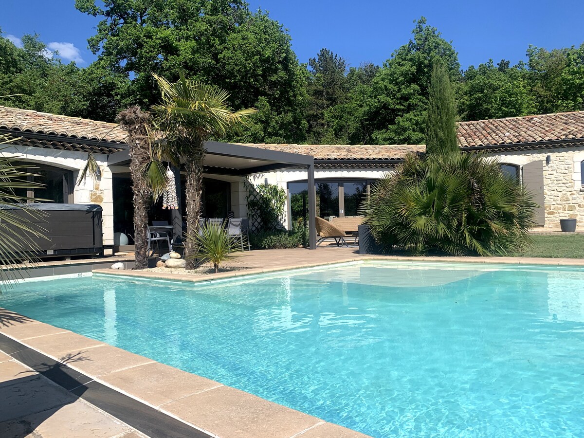 德龙（ Drôme ）带泳池和按摩浴缸的石头别墅