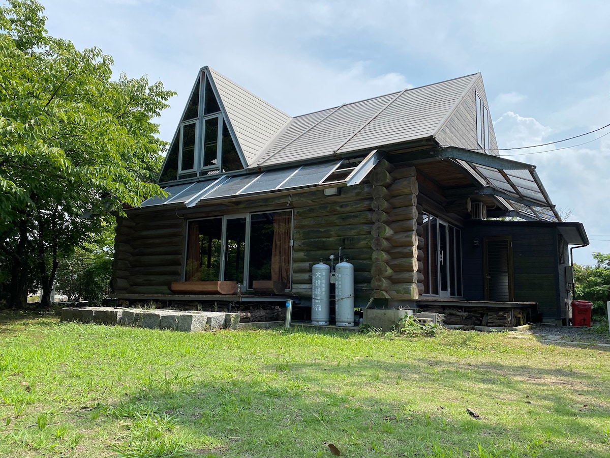 在码头设施中出租整栋原木屋，您可以在那里欣赏周围山脉和海景