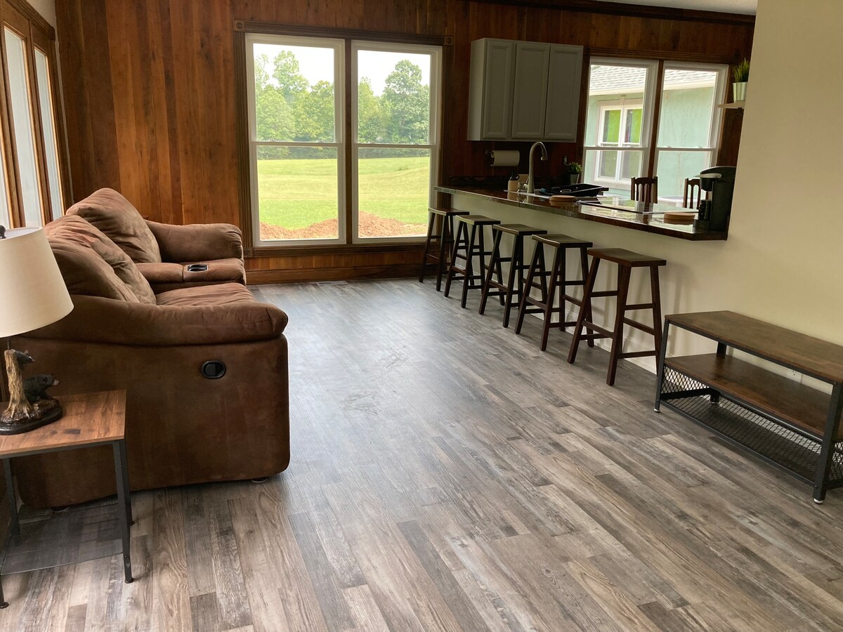 Beautiful Cabin Themed 3 Room Apartment