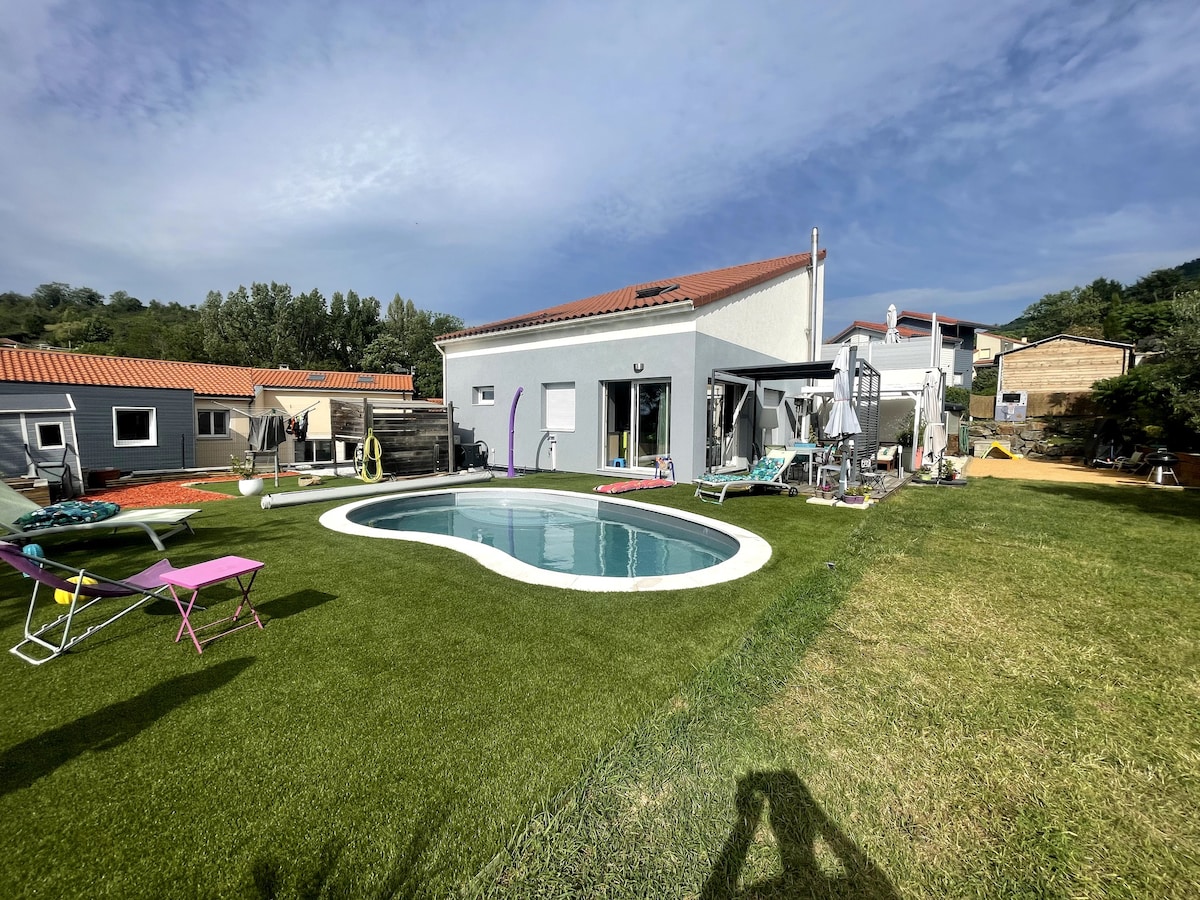 Villa 6 à 8 personnes Piscine Jacuzzi Vue Puy Dôme