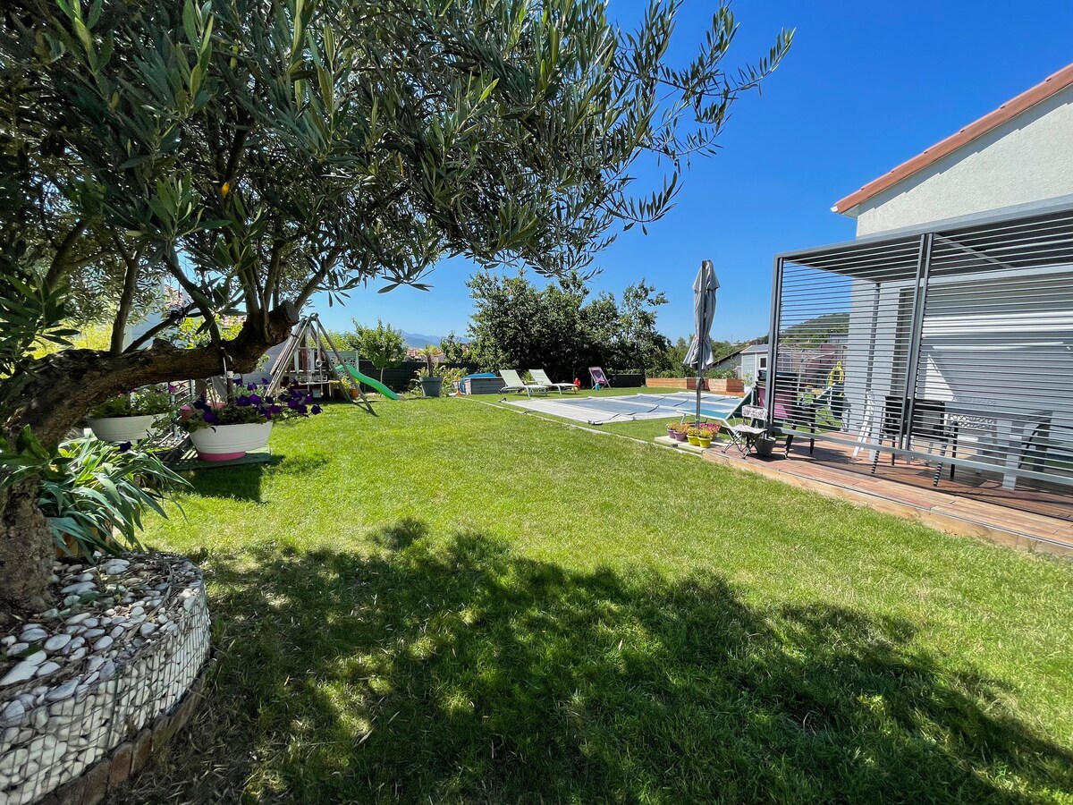 Villa 6 à 8 personnes Piscine Jacuzzi Vue Puy Dôme