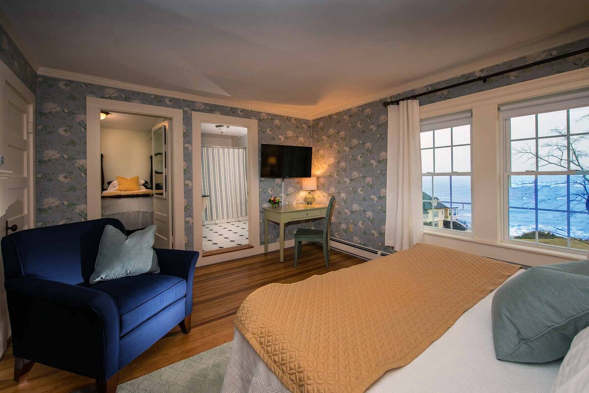 Harbor Cliffs - King Room with Ocean View Deck - York Harbor Inn