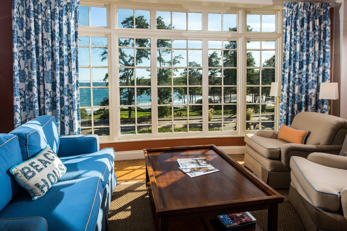 Harbor Cliffs - King Room with Ocean View Deck - York Harbor Inn