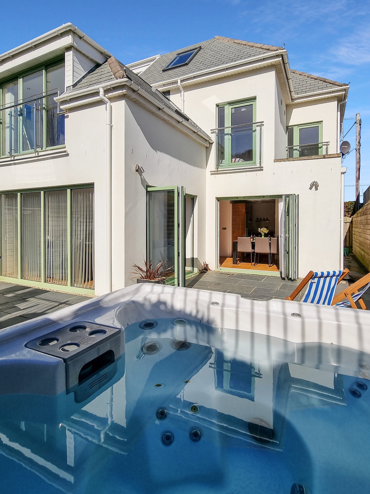 Award Winning Flat with Private Hot Tub & Parking