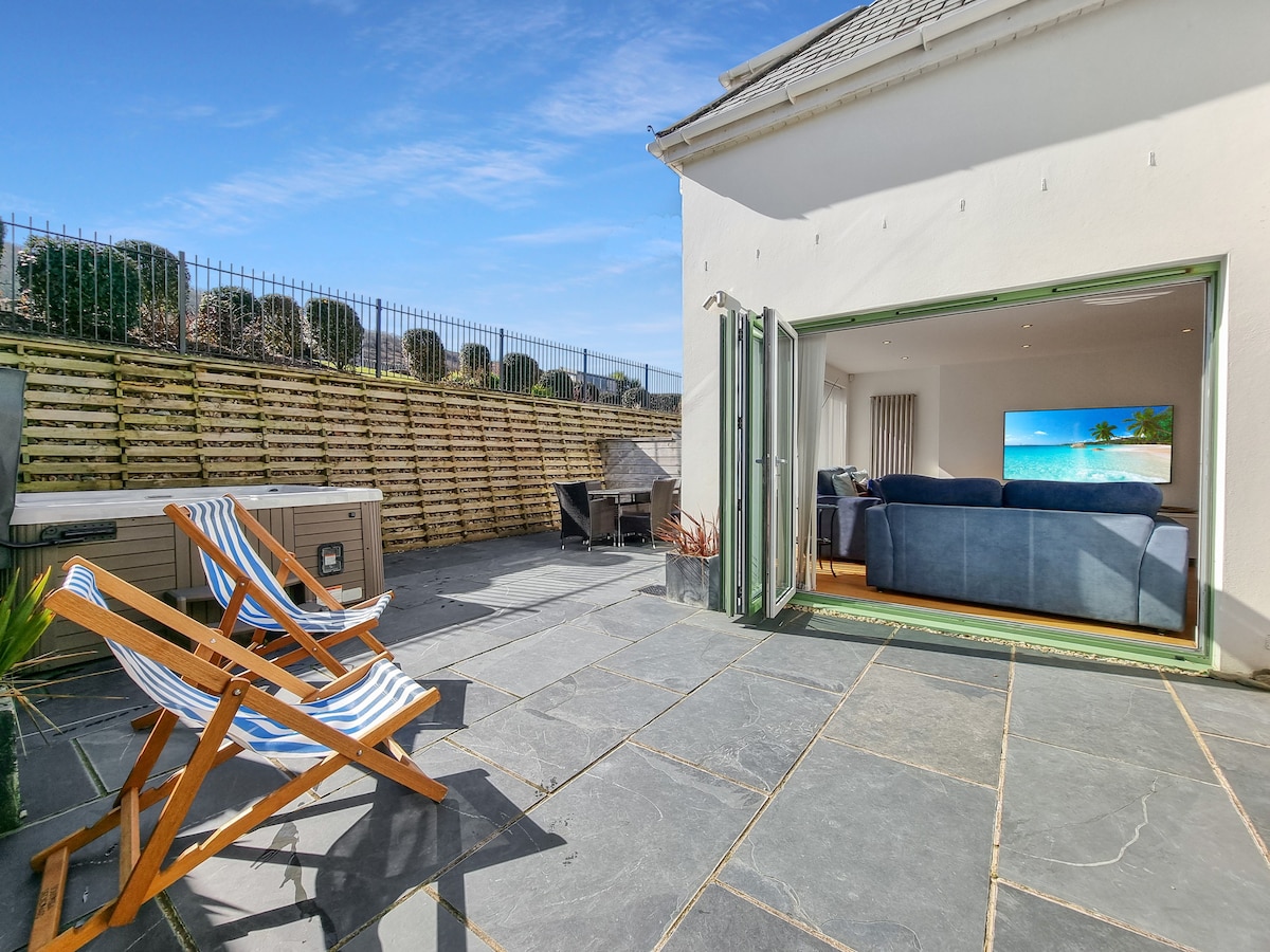 Award Winning Flat with Private Hot Tub & Parking