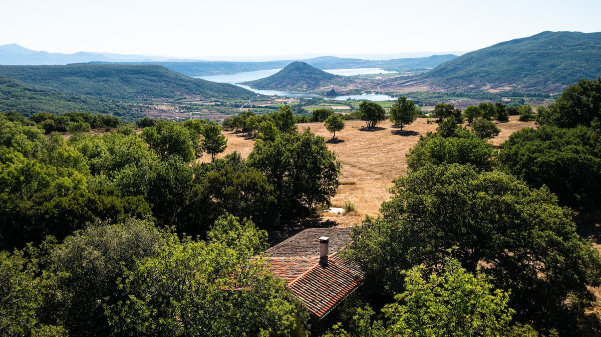 Mas authentique avec vue sur le lac du Salagou