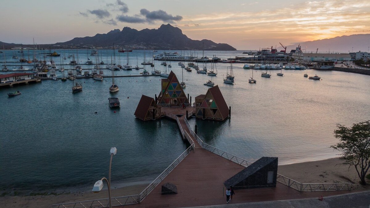 BedOnSeA  Yacht  in marina di mindelo flooting bar