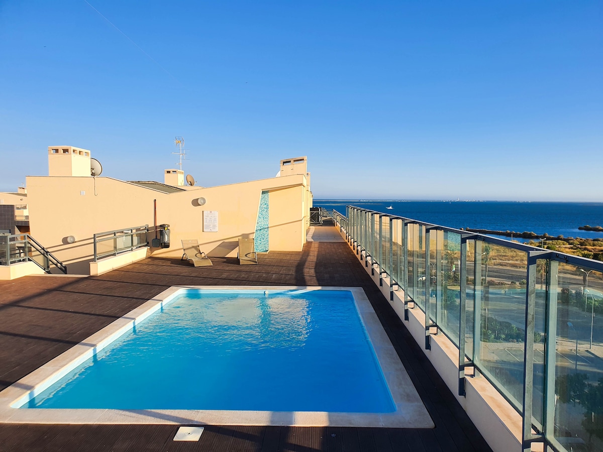带屋顶泳池和海景的现代公寓