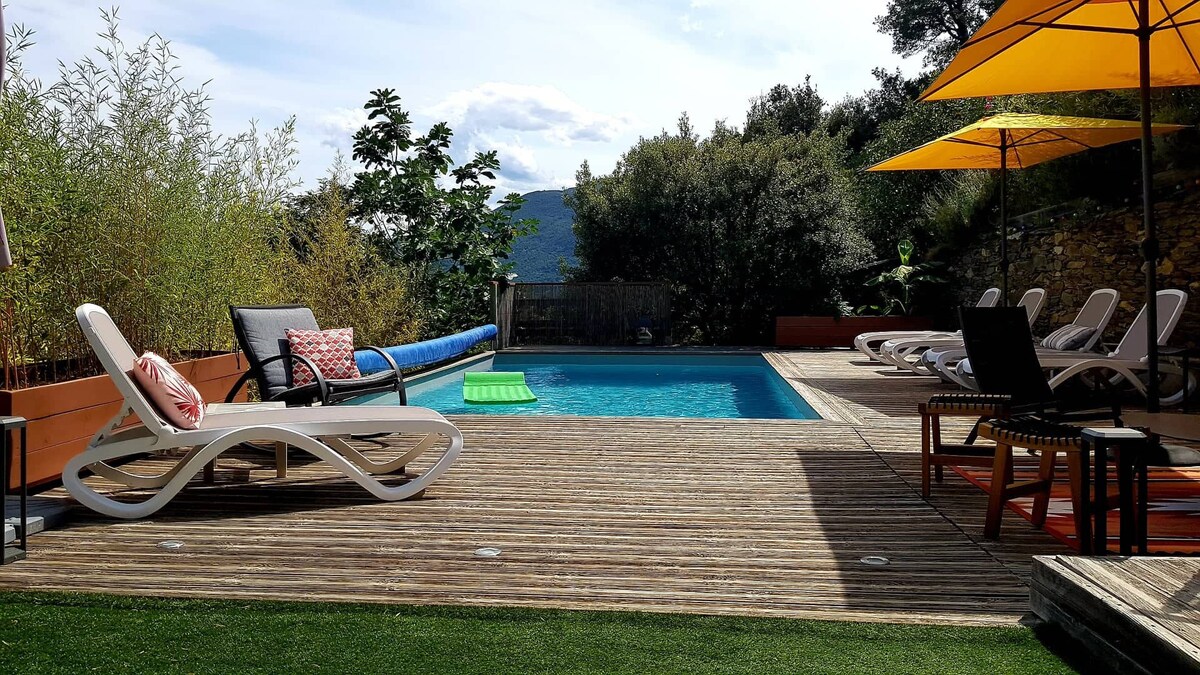 带泳池的舒适安静别墅+景观
